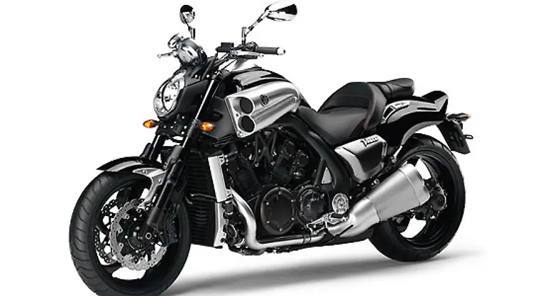 Die-Leistung-dieses-Kraftpakets-will-hinten-ein-180er-Reifen-auf-die-Strasse-bringen-Im-Zaum-gehalten-wird-er-von-einer-Acht-Kolben-Bremsanlage-und-innenbeluefteten-Bremsscheibenim-Format-von-298-Millimetern