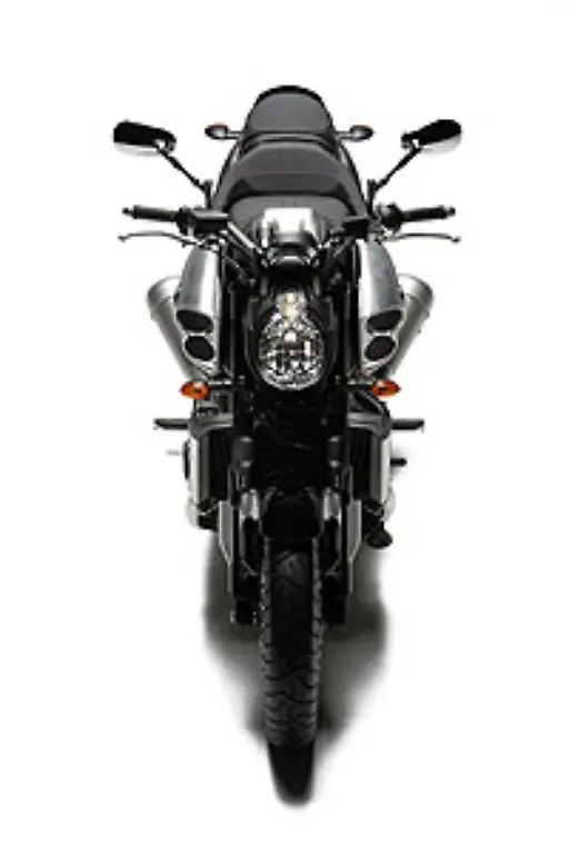 Vorne-haelt-ein-120er-Reifen-die-Spur-Mit-310-Kilogramm-ist-die-Vmax-kein-leichtes-Motorrad-geworden-Ein-Grossteil-des-Gewichts-verursacht-der-grosse-Motor