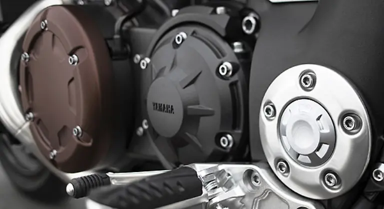 Titan-auch-auf-dem-Getriebedeckel-Der-Antrieb-erfolgt-ueber-eine-Kardanwelle-mit-einem-sehr-kompakten-Gehaeuse-am-Hinterrad