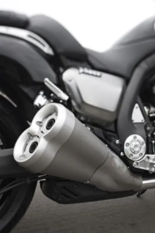 Mit-Titan-beschichtet-sind-die-Endtoepfe-der-Auspuffanlage-Die-kurzen-Stummel-sind-sicher-Geschmackssache-liegen-aber-im-Trend-der-Zeit-Die-Ersatzteilindustrie-duerfte-jedoch-schon-andere-optische-Loesungen-in-Petto-haben