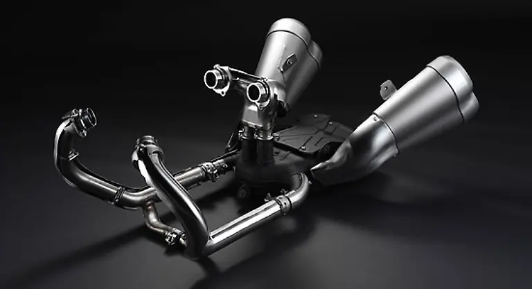 Die-vier-Abgaenge-der-Zylinder-werden-in-einem-Sammler-unter-dem-Rahmen-zusammengefuehrt-und-dann-wieder-auf-die-vier-Endtoepfe-verteilt-Die-Anlage-soll-einen-vielversprechenden-voluminoesen-Sound-von-sich-geben