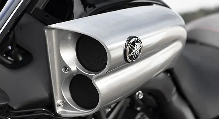 Ein-absolutes-Muss-ebenso-wie-die-Aluminum-Lufthutzen-Die-Airbox-ist-deutlich-groesser-geworden