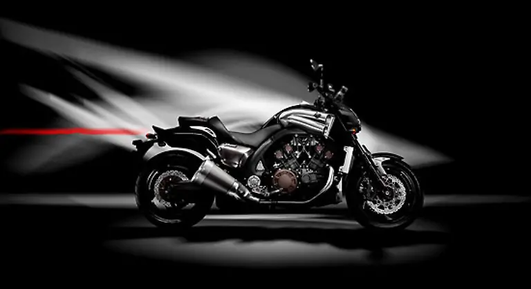 Zwischen-Sitzbank-und-Fussrasten-ist-wenig-Platz-Fuer-grossgewachsene-Fahrer-duerfte-der-Kniewinkel-auf-Dauer-sehr-anstrengend-werden-vor-allem-bei-laengeren-Fahrten