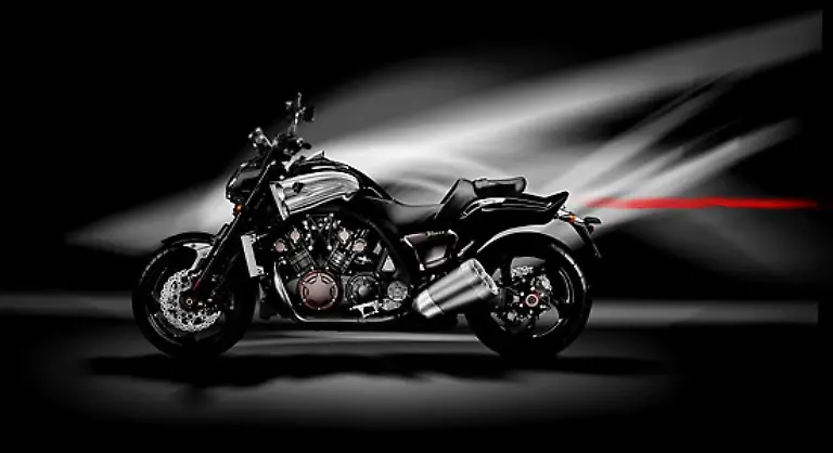 Fuer-den-schnellen-Ritt-auf-der-Autobahn-ist-die-Yamaha-weniger-gemacht-Der-Fahrer-sitzt-voll-im-Wind-und-hat-wenig-vor-sich-um-sich-zu-verstecken-Eine-Scheibe-vorne-zu-montieren-verbietet-eigentlich-der-gute-Geschmack