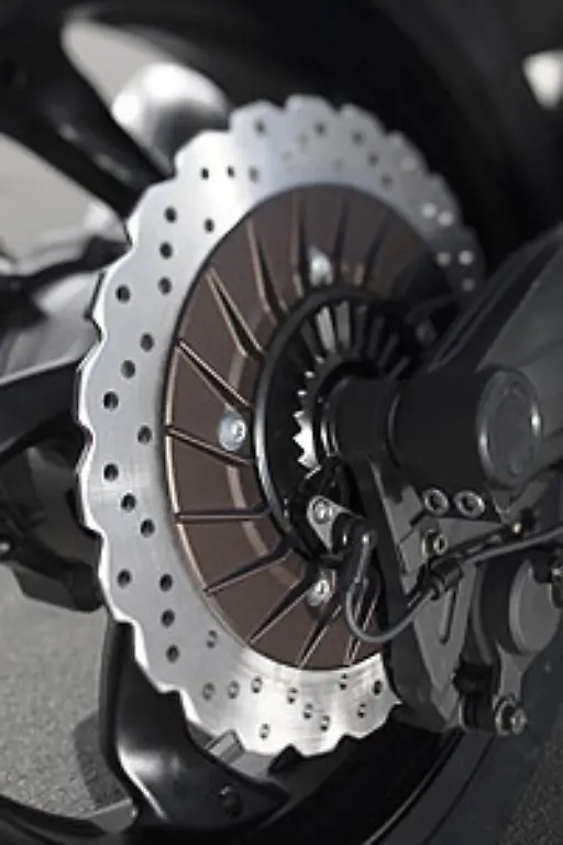 Vorne-beissen-sechs-Kolben-in-die-320-Millimeter-grossen-Bremsscheiben-im-Wave-Design-Die-Gabel-ist-mit-52-Millimeter-ein-gehoeriges-Rohr-Auch-sie-ist-mit-Titanoxid-beschichtet