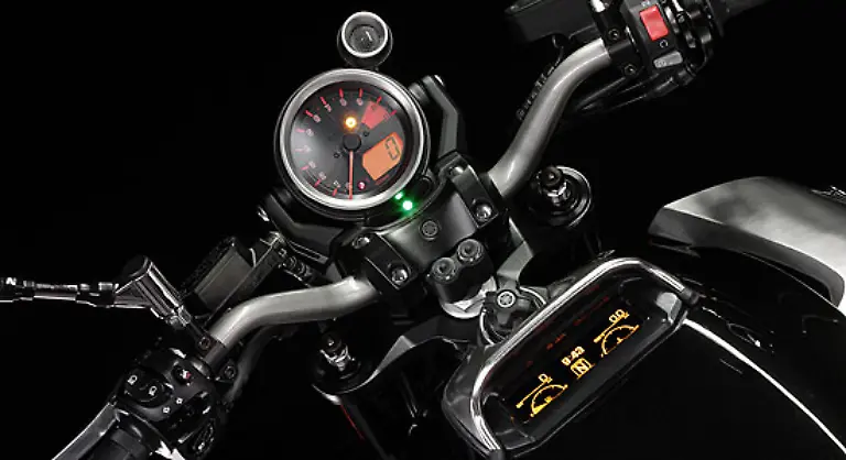 Minimalistische-Anzeige-Drehzahlmesser-und-Geschwindigkeitsanzeige-teilen-sich-ein-Rundinstrument-Auf-die-Tankattrappe-ist-noch-eine-weitere-Instrumentenkonsole-mit-Digital-Display-montiert