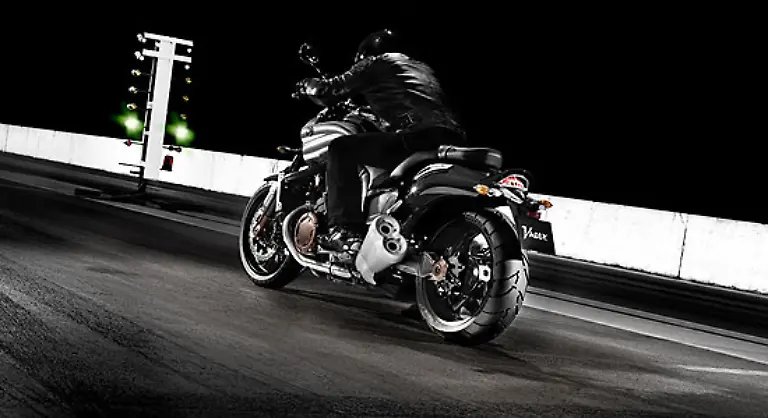 Ab-Fruehjahr-2009-rollt-die-Vmax-zu-den-Haendlern-Aber-schon-jetzt-kann-sie-vorbestellt-werden-Haendlern-zufolge-soll-es-jedoch-erst-mal-nur-200-Maschinen-fuer-Deutschland-geben-Wer-also-eine-der-ersten-Motorraeder-haben-will-sollte-sich-sputen