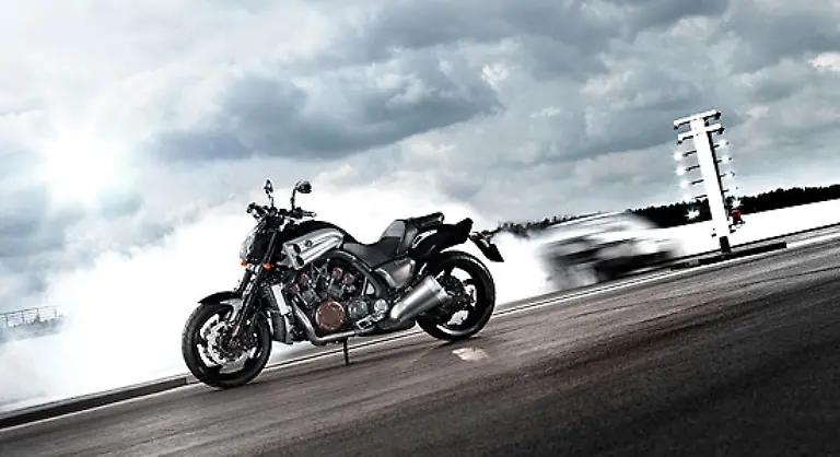 Auch-die-neue-Vmax-hat-das-Potenzial-zum-Klassiker-Sie-bringt-alle-wichtigen-Parameter-mit-Leistung-satt-sehr-gute-technische-Ausstattung-und-ein-aufregendes-Aeusseres-Wenn-sie-den-Praxistest-bestanden-hat-steht-dem-Erfolg-eigentlich-nichts-mehr-im-Wege