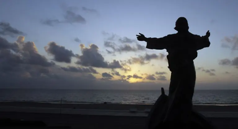 Eine-Jesus-Statue-in-der-texanischen-Kuestenstadt-Corpus-Christi-Sie-soll-das-Meer-beruhigen-und-Schaden-von-der-Gemeinde-abwenden