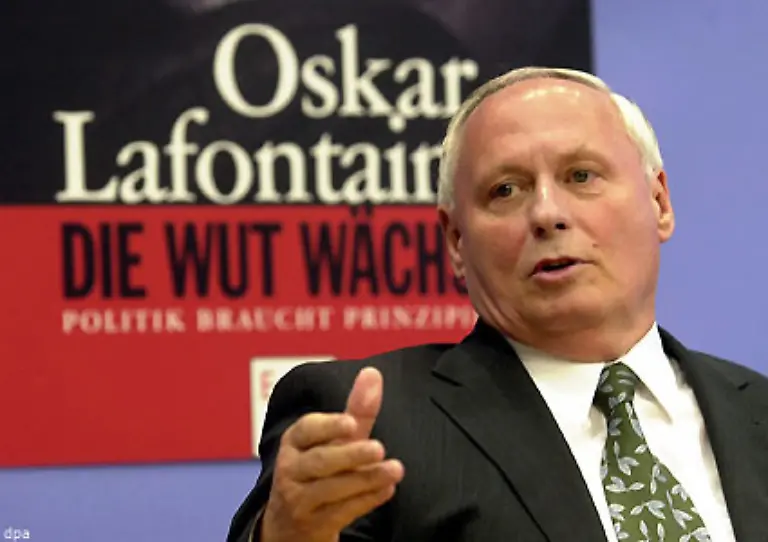 Nach-dem-Ruecktritt-1999-galt-Lafontaine-als-abgeschrieben-Seinem-Frust-ueber-die-Schroedersche-Agenda-Politik-liess-er-in-drei-Buechern-freien-Lauf-in-verschiedenen-Veroeffentlichungen-vertrat-er-zunehmend-globalisierungs-und-regierungskritische-Positionen
