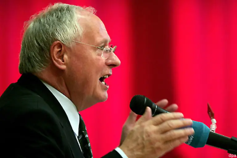 Lafontaine-inzwischen-Vorsitzender-der-Linkspartei-und-ihr-Fraktionschef-im-Bundestag-reagiert-empoert-und-vergisst-darueber-dass-er-Schmidt-einst-vorhielt-mit-dessen-Sekundaertugenden-koenne-man-auch-ein-KZ-betreiben