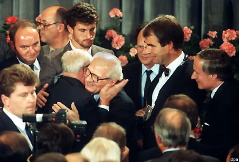 1980-fuehrte-er-die-Saar-SPD-erstmals-zur-staerksten-Kraft-im-Landtag-fuenf-Jahre-spaeter-wurde-er-Ministerpraesident-Aus-jener-Zeit-stammt-der-Spitzname-vom-Napoleon-von-der-Saar