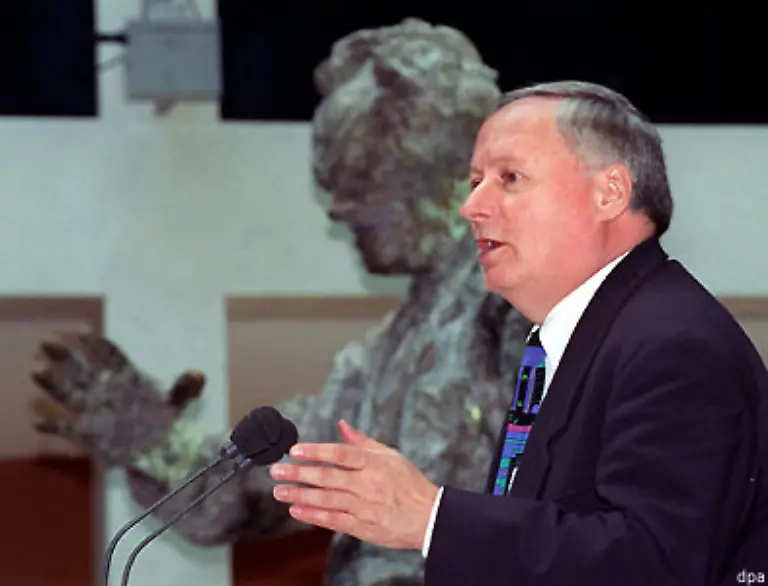 1987-schlug-ihn-Willy-Brandt-als-seinen-Nachfolger-im-Amt-des-SPD-Parteivorsitzenden-vor-doch-Lafontaine-lehnte-die-Enkel-Rolle-ab