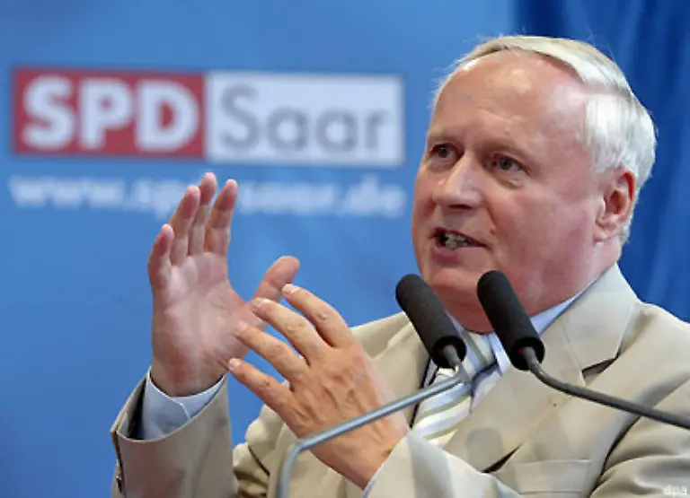 Danach-zog-Lafontaine-sich-zunaechst-aus-der-Bundespolitik-zurueck-verzichtete-auf-den-ihm-angebotenen-SPD-Vorsitz-und-blieb-saarlaendischer-Ministerpraesident