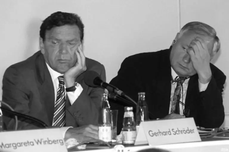 133-ueberliess-aber-Gerhard-Schroeder-1998-die-Kanzlerkandidatur-und-trat-nach-gewonnener-Wahl-auch-in-dessen-rot-gruenes-Kabinett-ein