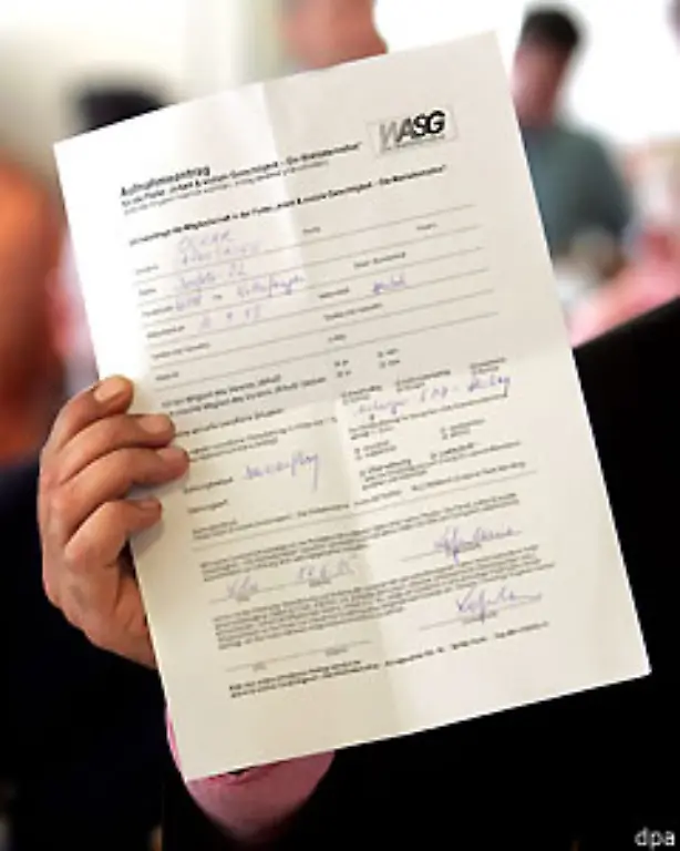 2005-gab-er-nach-39-Jahren-Mitgliedschaft-sein-SPD-Parteibuch-ab-und-fuehrte-in-einem-Kraftakt-die-Wahlalternative-WASG-mit-der-PDS-zusammen