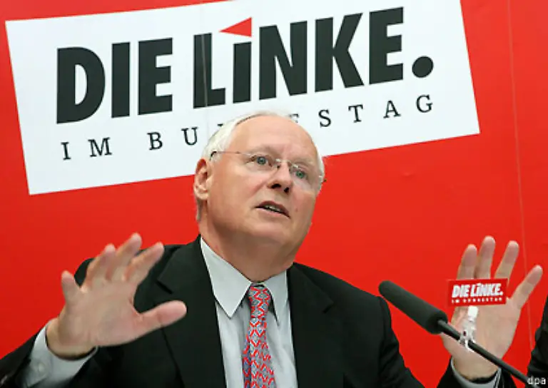 Zusammen-kamen-WASG-und-PDS-bei-der-Bundestagswahl-im-gleichen-Jahr-auf-ueber-acht-Prozent-Die-gemeinsame-Fraktion-waehlte-Lafontaine-zu-einem-ihrer-beiden-Vorsitzenden
