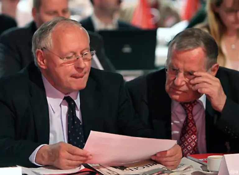 In-Ostdeutschland-ist-die-Linke-dennoch-schon-in-weiten-Teilen-staerker-als-die-SPD-und-etabliert-sich-zunehmend-im-Westen-Erstmals-gibt-es-eine-bei-Wahlen-erfolgreiche-Partei-links-von-der-SPD