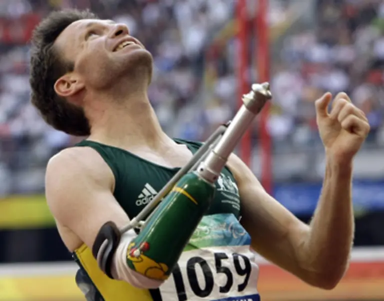Der-Australier-Heath-Francis-ballt-die-Siegerfaust-nach-seinem-Sieg-ueber-100-Meter