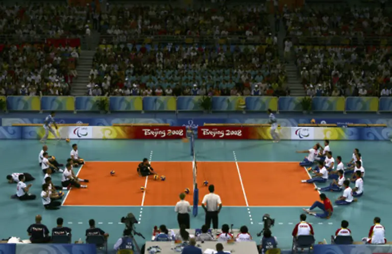 Japan-und-China-waermen-sich-fuer-ihr-Sitzvolleyballspiel-auf