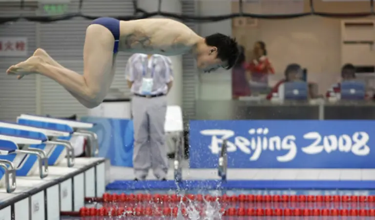 Akrobatisch-stuerzt-sich-der-Chinese-He-Juanquan-zu-200-Meter-Lagen-ins-Wasser