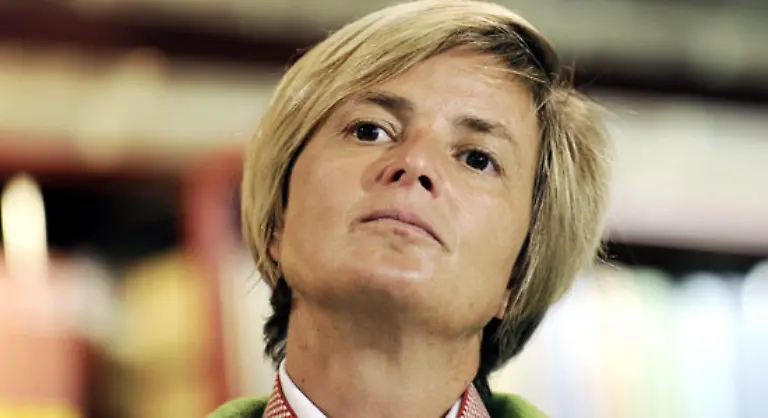 Die-Fuerstin-laesst-andere-sagen-und-tun-was-sie-wollen-sie-braucht-niemanden-der-sie-beschuetzt