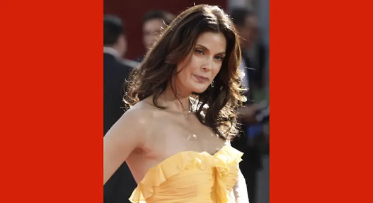 Teri-Hatcher-in-sonnenblumengelb