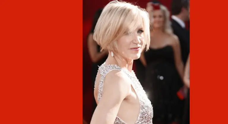 Felicity-Huffman-ganz-in-weiss-und-ohne-Mann