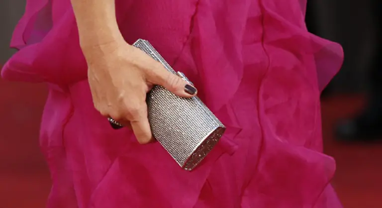 Die-Handtasche-durchweg-eine-Clutch