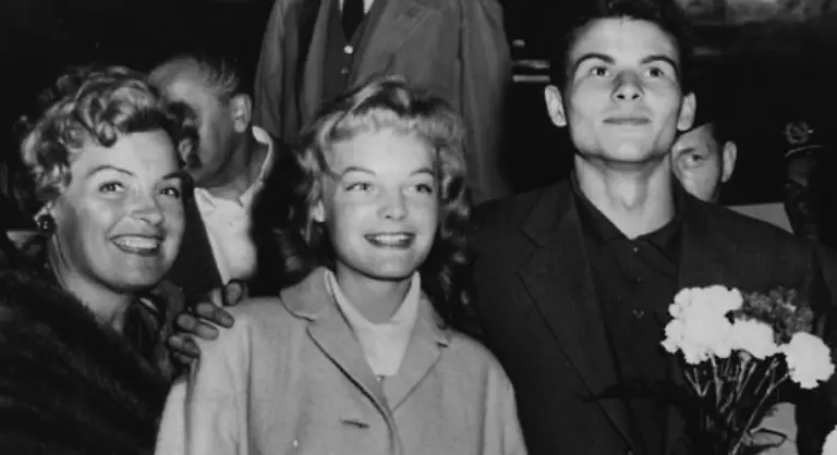 Zu-ihrer-dominanten-und-in-ihrer-Kindheit-haeufig-abwesenden-Mutter-verbindet-sie-lebenslang-ein-enges