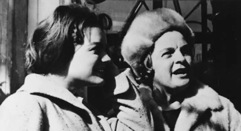 1953-startet-sie-dann-an-deren-Seite-ihre-Film-Karriere-mit-dem-Streifen-Wenn-der-weisse-Flieder-wieder-blueht