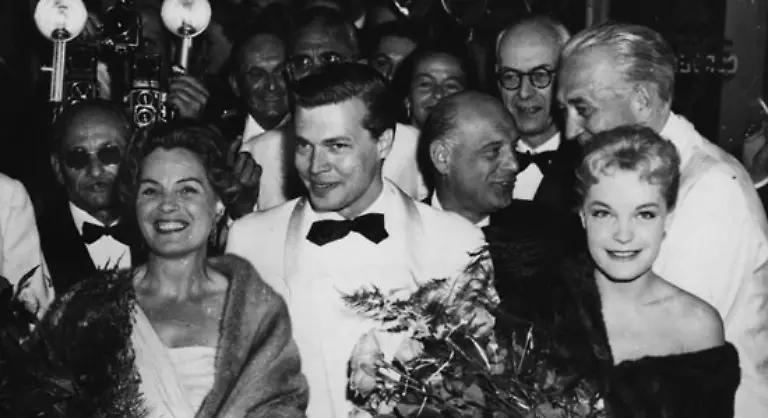 zwei-Jahre-spaeter-gelingt-ihr-als-unschuldig-schoene-Kaiserin-neben-Karl-Heinz-Boehm-in-den-drei-Sissi-Filmen-der-Durchbruch