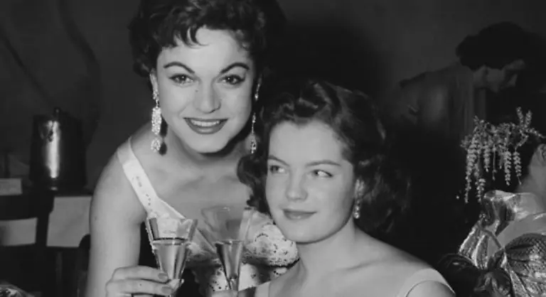 Dort-fesselt-sie-das-Publikum-erstmals-mit-ihrer-unvergleichlichen-Ausstrahlung-aus-Kindlichkeit