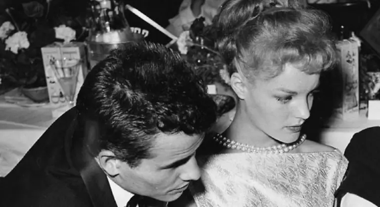 Auch-in-der-Liebe-tritt-die-innere-Zerrissenheit-Schneiders-zutage-Sie-sucht-sich-dominante-und-starke-Beschuetzer-rebelliert-aber-gleichzeitig-gegen-ihre-Unterwerfung