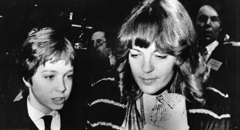 Im-Juli-1981-stuerzt-dann-ihr-Sohn-David-aus-der-Ehe-mit-dem-Schauspieler-Harry-Meyen-im-Alter-von-13-Jahren-in-das-Eisengitter-eines-Gartenzaunes-und-stirbt