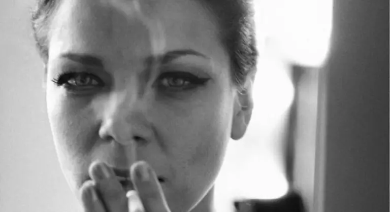 Die-physisch-wie-psychisch-erschoepfte-Mutter-ueberlebt-ihr-Kind-nicht-mal-ein-Jahr-Im-Mai-1982-stirbt-Romy-Schneider-im-Alter-von-43-Jahren-an-Herzversagen