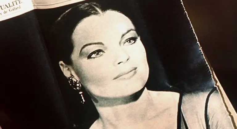 Doch-selbst-dann-kehrt-nicht-die-von-ihr-so-herbeigesehnte-Ruhe-um-sie-ein-Die-Medien-stilisieren-ihr-Ableben-als-einen-Tod-an-gebrochenem-Herzen