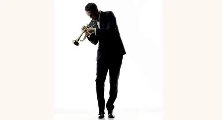 Dabei-verlaesst-sich-der-Jazzweltbuerger-Broenner-nicht-nur-auf-sein-eigenes-Koennen-sondern-wird-begleitet-von-erstklassigen-Kuenstlern-aus-den-verschiedensten-Musikrichtungen