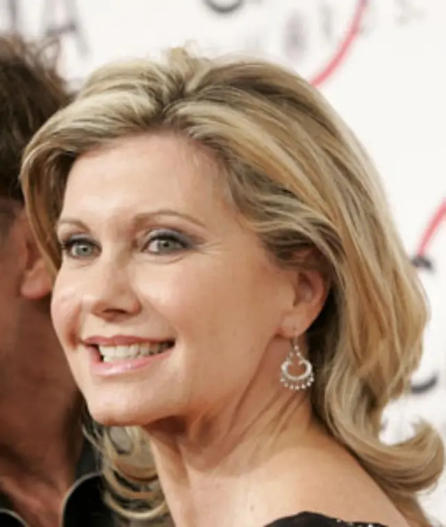 Auch-beruflich-hat-Newton-John-die-am-26-September-60-Jahre-alt-wird-Grund-zum-Strahlen-Ihre-neue-Platte-Olivia-Newton-John-Friends-A-Celebration-in-Song-ist-auf-dem-Markt-Freunde-und-Stars-wie-Keith-Urban-Cliff-Richard-und-Barry-Gibb-wirkten-daran-mit