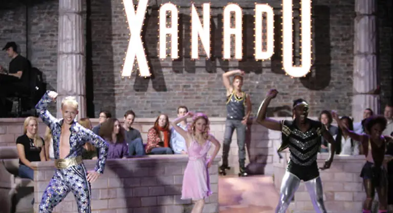 Nach-Grease-stand-sie-1980-gleich-wieder-vor-der-Kamera-fuer-das-Fantasy-Musical-Xanadu-auf-Rollschuhen-zu-Disco-Klaegen-mit-den-Hitsongs-Xanadu-Magic-und-Suddenly
