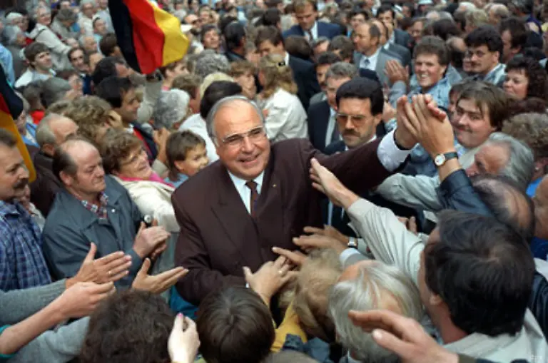 Dem-Kanzler-bleibt-wenig-Zeit-Am-2-Dezember-1990-stehen-die-ersten-gesamtdeutschen-Bundestagswahlen-an-CDU-CSU-43-8-Prozent-und-FDP-11-0-Prozent-stellen-erneut-die-Regierung-Kohl-ist-auf-dem-Hoehepunkt-seines-Ansehens