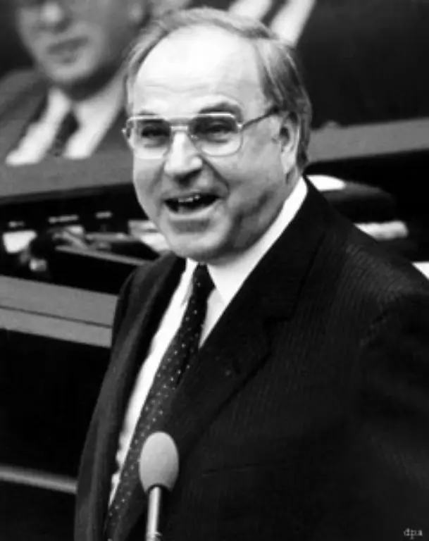 Helmut-Kohl-besucht-im-Ludwigshafener-Stadtteil-Friesenheim-die-Grundschule-und-anschliessend-das-Max-Planck-Gymnasium-Ueber-den-katholischen-Dekan-Johannes-Finck-findet-er-in-die-Politik