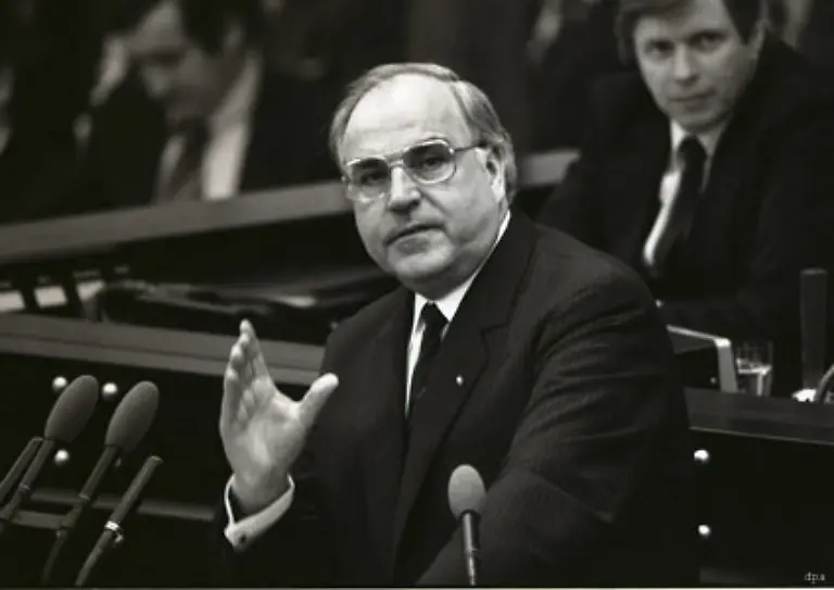 In-seiner-Regierungserklaerung-verkuendet-Kohl-die-geistig-moralische-Wende-Er-hat-in-den-ersten-Regierungsjahren-Glueck-Neuverschuldung-Staatsquote-und-Inflation-gehen-zurueck