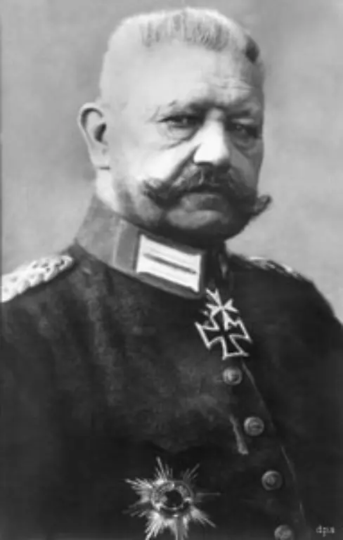 Paul-von-Hindenburg-ist-Reichspraesident-Er-ernennt-Bruening-zum-Chef-eines-Minderheitskabinetts-ohne-das-Parlament-zu-konsultieren-Hindenburg-regiert-bis-Anfang-1933-mit-Hilfe-des-Notverordnungsartikels-48