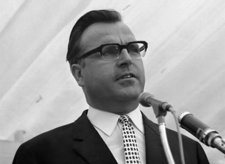 Nach-dem-Abitur-studiert-er-in-Frankfurt-am-Main-Rechtswissenschaften-1951-zieht-es-ihn-an-die-Heidelberger-Universitaet-wo-er-Geschichte-und-Staatswissenschaften-studiert