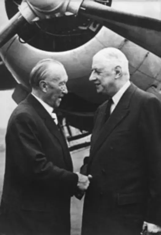 Aber-Adenauers-Politik-der-Aussoehnung-mit-Frankreich-ueberzeugt-den-jungen-Helmut-Kohl-ist-doch-seine-Heimat-ein-Teil-der-franzoesischen-Besatzungszone-Die-Pflege-der-Beziehungen-zu-Frankreich-bestimmt-auch-spaeter-Kohls-Politik