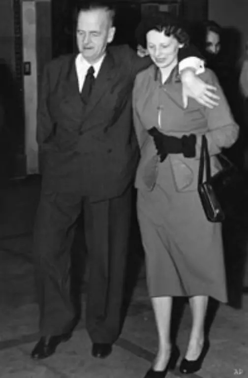 Dennoch-schafft-es-auch-Schumacher-hier-mit-seiner-Sekretaerin-Annemarie-Renger-nicht-Kohl-fuer-die-SPD-zu-begeistern-Die-SPD-in-Ludwigshafen-ist-fuer-ihn-der-Inbegriff-von-doktrinaerem-Denken