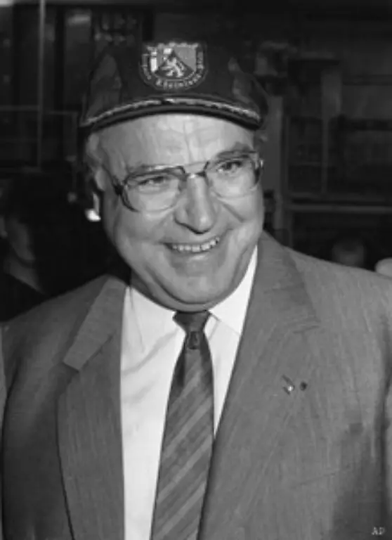 Beruflich-geht-es-mit-Helmut-Kohl-in-den-1950er-Jahren-bergauf-Nach-Beendigung-des-Studiums-1956-wird-er-Wissenschaftlicher-Mitarbeiter-1958-promoviert-er-mit-dem-Thema-Die-politische-Entwicklung-in-der-Pfalz-und-das-Wiedererstehen-der-Parteien-nach-1945