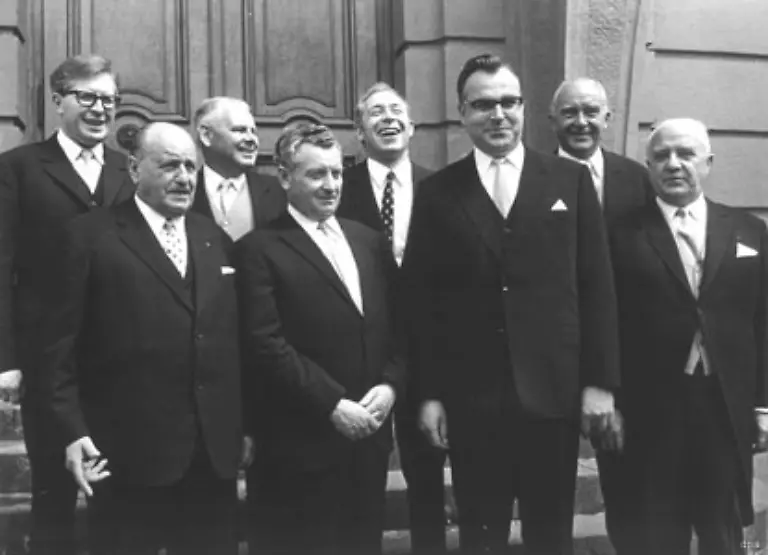Das-erste-Kohl-Kabinett-in-Mainz-Mit-von-der-Partie-sind-die-Landesminister-Bernhard-Vogel-links-und-Heiner-Geissler-links-hinter-Kohl