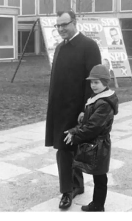 Aber-Rheinland-Pfalz-ist-Kohl-hier-mit-Sohn-Peter-bereits-zu-eng-geworden-Bonn-ruft-Kohl-plant-die-Uebernahme-des-Vorsitzes-der-Bundes-CDU-Allerdings-gehen-noch-einige-Jahre-ins-Land